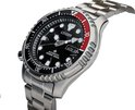 Citizen Promaster Automatic duikhorloge met zwarte wijzerplaat, rode lunette en zilverkleurige band.