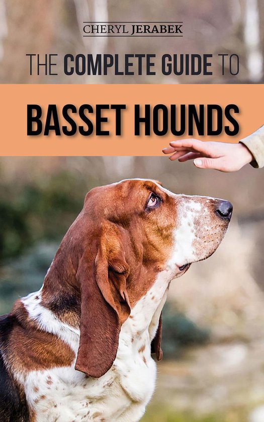 Boekomslag: De complete gids voor Basset Hounds met een bruin-witte Basset Hound die naar een hand kijkt.