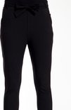 Detail van de tailleband met strik en steekzakken van een zwarte slim fit broek.