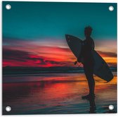 Tuinposter – Surfer op Strand Zonsondergang - 50x50cm Foto op Tuinposter  (wanddecoratie voor buiten en binnen)