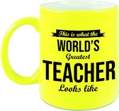 Worlds Greatest Teacher cadeau koffiemok / theebeker voor leraar / lerares neon geel 330 ml
