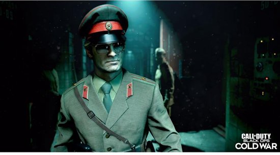Man in militair uniform met pet en zonnebril. 'Call of Duty: Black Ops Cold War'.