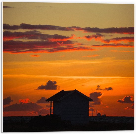 Forex - Silhouet van Klein Huisje met Wolken - 50x50cm Foto op Forex