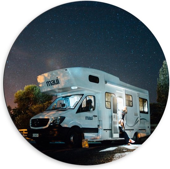 Dibond Wandcirkel - Witte Camper onder de Sterrenhemel - 60x60cm Foto op Aluminium Wandcirkel (met ophangsysteem)