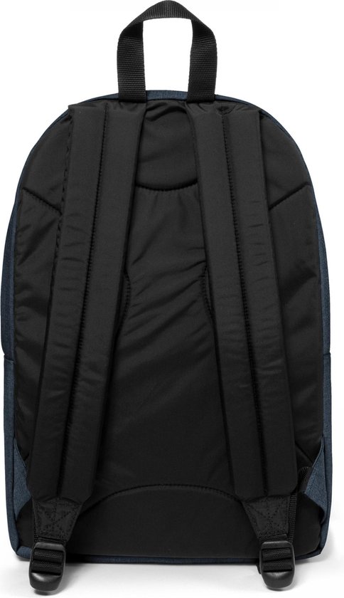 Achterkant van een donkerblauwe Eastpak rugzak.