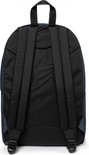 Achterkant van een donkerblauwe Eastpak rugzak.