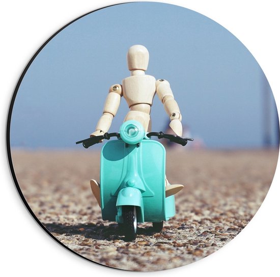 Foto: Dibond wandcirkel ledenpop op miniatuur scooter 20x20cm foto op aluminium wandcirkel met ophangsysteem 