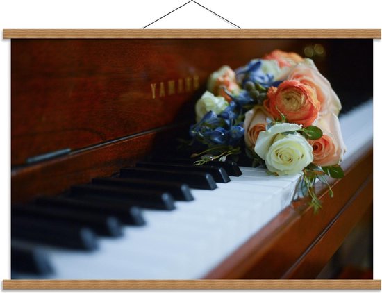 Schoolplaat – Rozenboeket op Piano - 90x60cm Foto op Textielposter (Wanddecoratie op Schoolplaat)