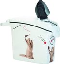 Witte bak met grijze deksel en handvat. De deksel is open en een schep is zichtbaar. Decoratie van katten.