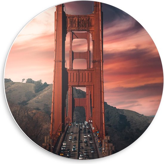 Forex Wandcirkel - Golden Gate Bridge met Auto's - California - Amerika - 50x50cm Foto op Wandcirkel (met ophangsysteem)