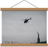 Schoolplaat – Helikopter boven Vrijheidsbeeld - 40x30cm Foto op Textielposter (Wanddecoratie op Schoolplaat)