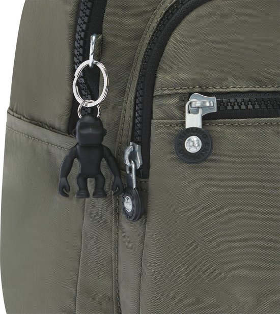 Detail van de legergroene Kipling rugzak met een zwarte aap sleutelhanger en ritsen.