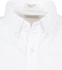 Close-up van een wit Gant overhemd met knoopjes en kraag, met 'Regular Fit' label.