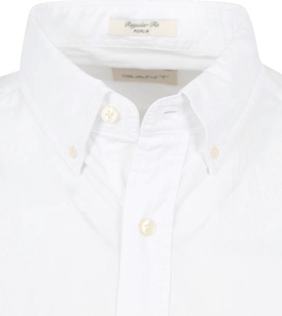 Close-up van een wit Gant overhemd met knoopjes en kraag, met 'Regular Fit' label.