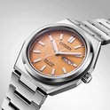 Citizen Eco-Drive horloge van zilverkleurig titanium met een perzikkleurige, textuur wijzerplaat. Dag en datum venster rechts.