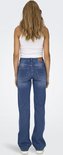 Model van achteren gezien in een middelhoge jeans met rechte pijpen in medium denim.