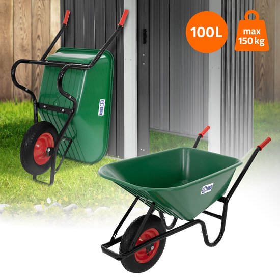Groene kruiwagen met rode handvatten en zwart frame bij een schuur. 100L, max 150 kg.