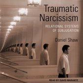 De cover van het boek 'Traumatic Narcissism' met tekst en een man die in een rij van spiegels staat.