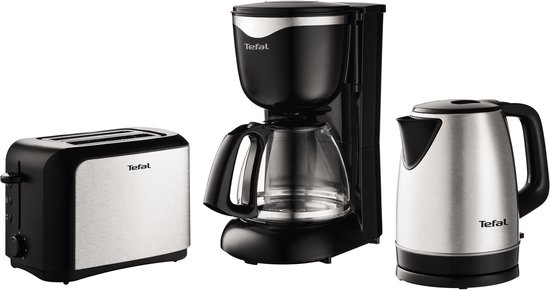 Une cafetière noire, un grille-pain argenté et une bouilloire argentée.