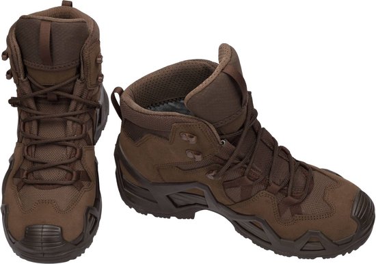 Bruine Lowa heren wandelschoenen, gezien van de voorkant en schuin van voren.