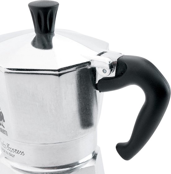 Close-up van de zwarte handgreep van een Bialetti Moka Express koffiezetter