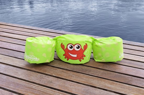 Lichtgroen zwemvest met een rode krab en schelpenprint, liggend op een houten vlonder bij water.