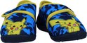 Blauwe pantoffels met camouflageprint, gele band en opdruk van Pikachu.