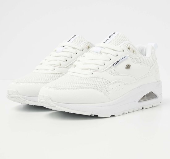 Paire de sneakers basses blanches, avec mesh sur le bout. Texte "British Knights" sur la languette.