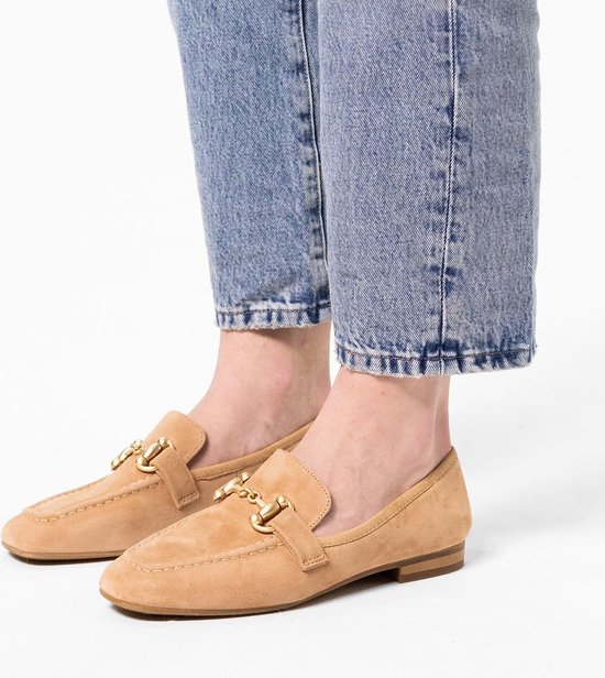 Manfield Dames Beige suede loafers met goudkleurig detail Maat 37 bol