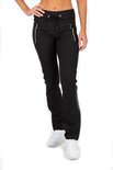 Model draagt een zwarte stretch trainingsbroek met ritsdetails, een trekkoord en witte sportschoenen.
