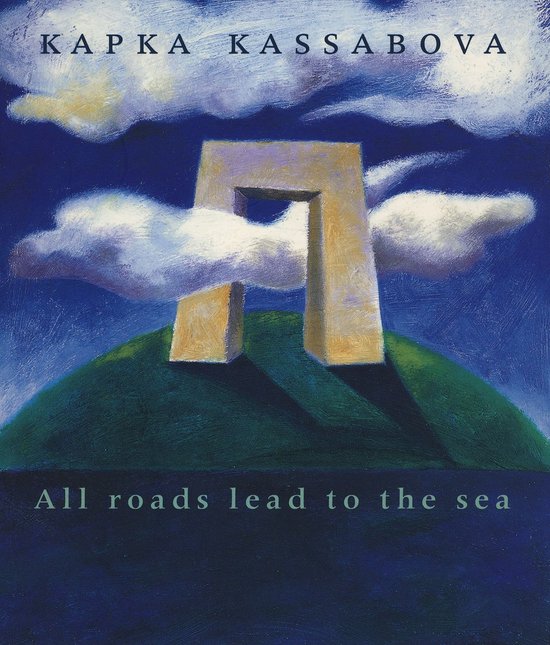Boekomslag met de tekst 'KAPKA KASSABOVA' en 'All roads lead to the sea'. Een abstracte, verweerde steenformatie op een groene heuvel tegen een blauwe lucht met witte wolken.