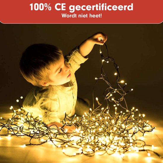 Een jongetje in een lichte trui speelt met een lange kerstverlichtingssnoer met warme lampjes.