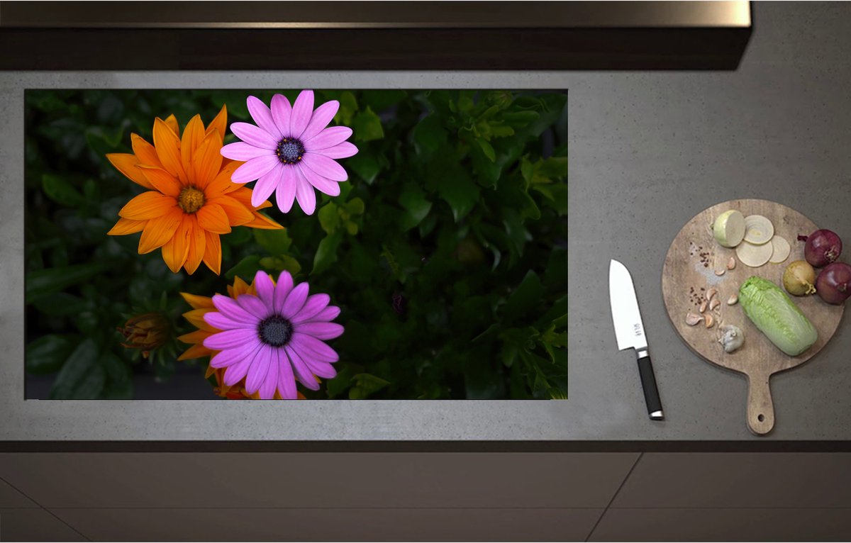 Inductieplaat Beschermer - Bovenaanzicht van Roze en Oranje Spaanse Margietjes Bloemen in de Struiken - 95x55 cm - 2 mm Dik - Inductie Beschermer - Bescherming Inductiekookplaat - Kookplaat Beschermer van Wit Vinyl