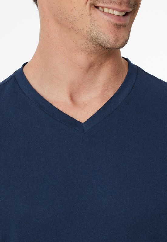 Detail van de V-hals van een donkerblauw longsleeve shirt.