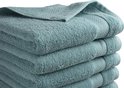 Gros plan d'une pile de serviettes de bain douces bleu clair avec un motif subtil sur les bords.