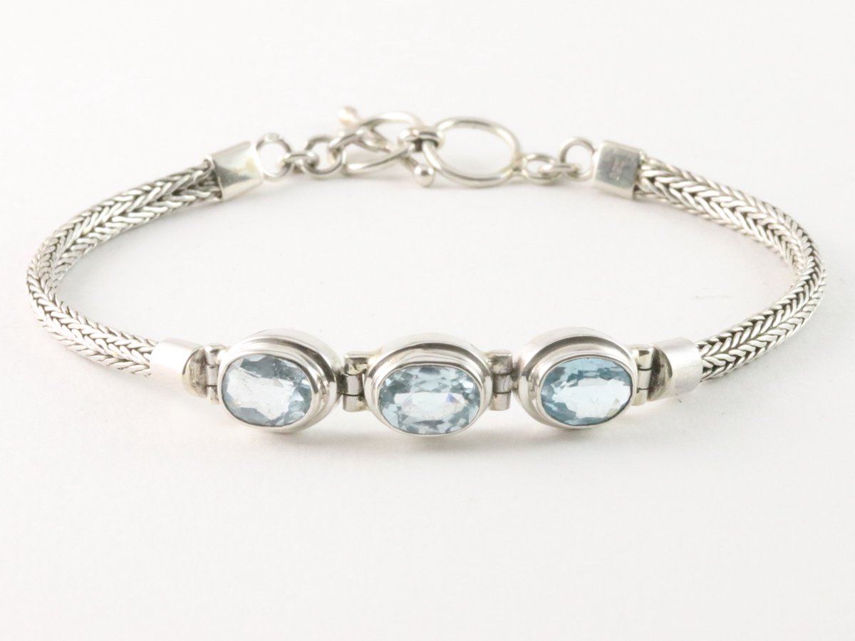 Traditionele zilveren snake armband met blauwe topaas