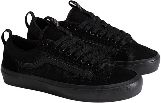 Paar zwarte Vans skate-sneakers met veters.