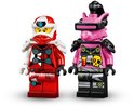Close-up van de Ninjago minifiguren Digi Kai in rood harnas en Richie in roze outfit met vizier.