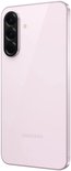 Achterkant van een roze smartphone met drie verticale cameralenzen en Samsung-logo.