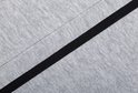Close-up van grijze joggingbroekstof met een schuine zwarte band.