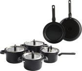Zwarte BK pannenset met vier kookpannen met glazen deksels en twee koekenpannen. De kookpannen hebben twee handgrepen, de koekenpannen hebben één lange handgreep.
