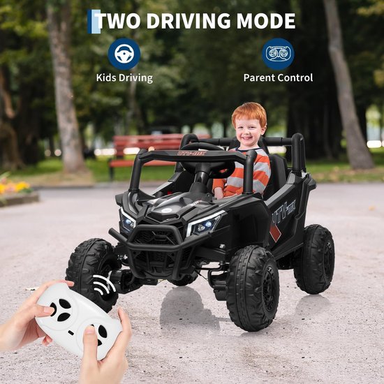 Zwart kinder UTV met jongen en afstandsbediening voor rijden en ouderlijke controle.