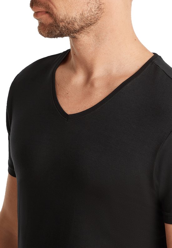 Close-up van de V-hals van een zwart t-shirt.