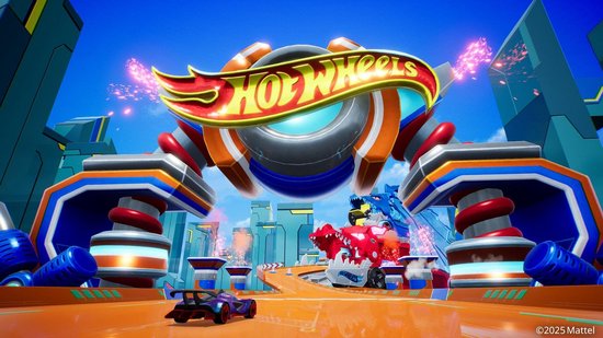 Een paarse racewagen rijdt onder een grote Hot Wheels-boog door met op de achtergrond een rode dinosaurusauto.