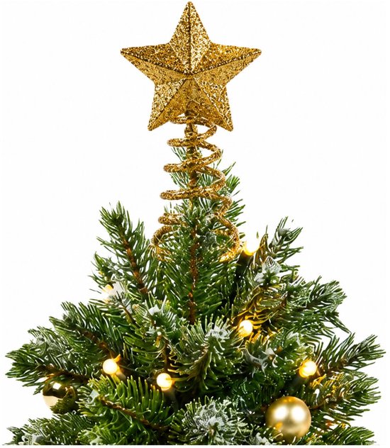 Gouden stervormige piek op de top van een besneeuwd kerstboompje met verlichting.