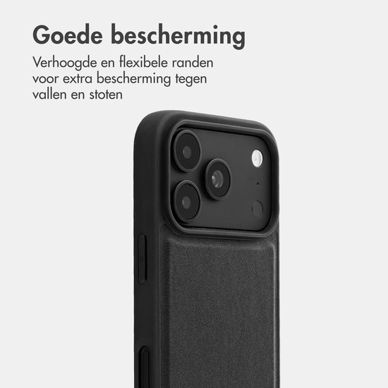 Zwarte telefoonhoes met drievoudig camerasysteem. Verhoogde en flexibele randen voor extra bescherming.