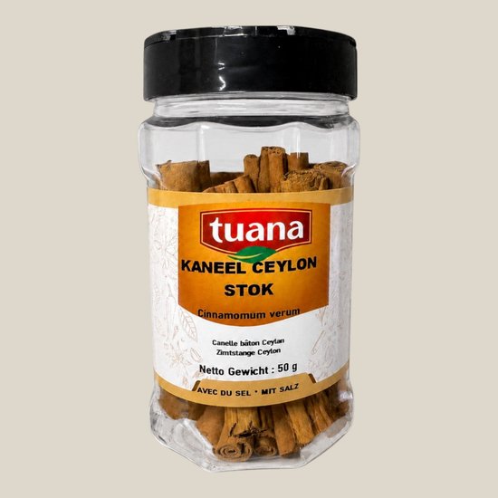 Plastic pot met kaneelstokjes, met een geel label met de tekst 'tuana KANEEL CEYLON STOK'. Netto Gewicht: 50 g.