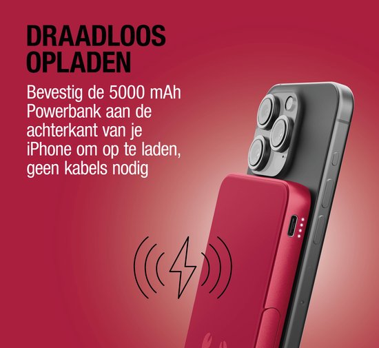 Een rode magnetische powerbank is bevestigd aan de achterkant van een iPhone, geen kabels nodig.