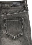 Detail van de achterkant van grijze Vero Moda jeans met een leren label.