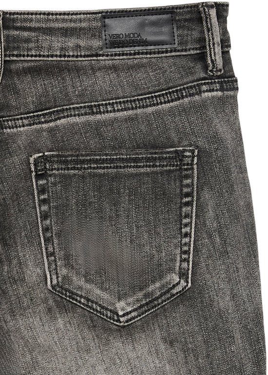 Detail van de achterkant van grijze Vero Moda jeans met een leren label.